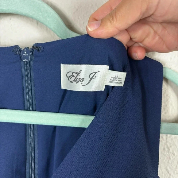 NWT Eliza J Cold Shoulder Crepe Shift V-neck Dress in Navy Blue size 10 - Picture 9 of 16